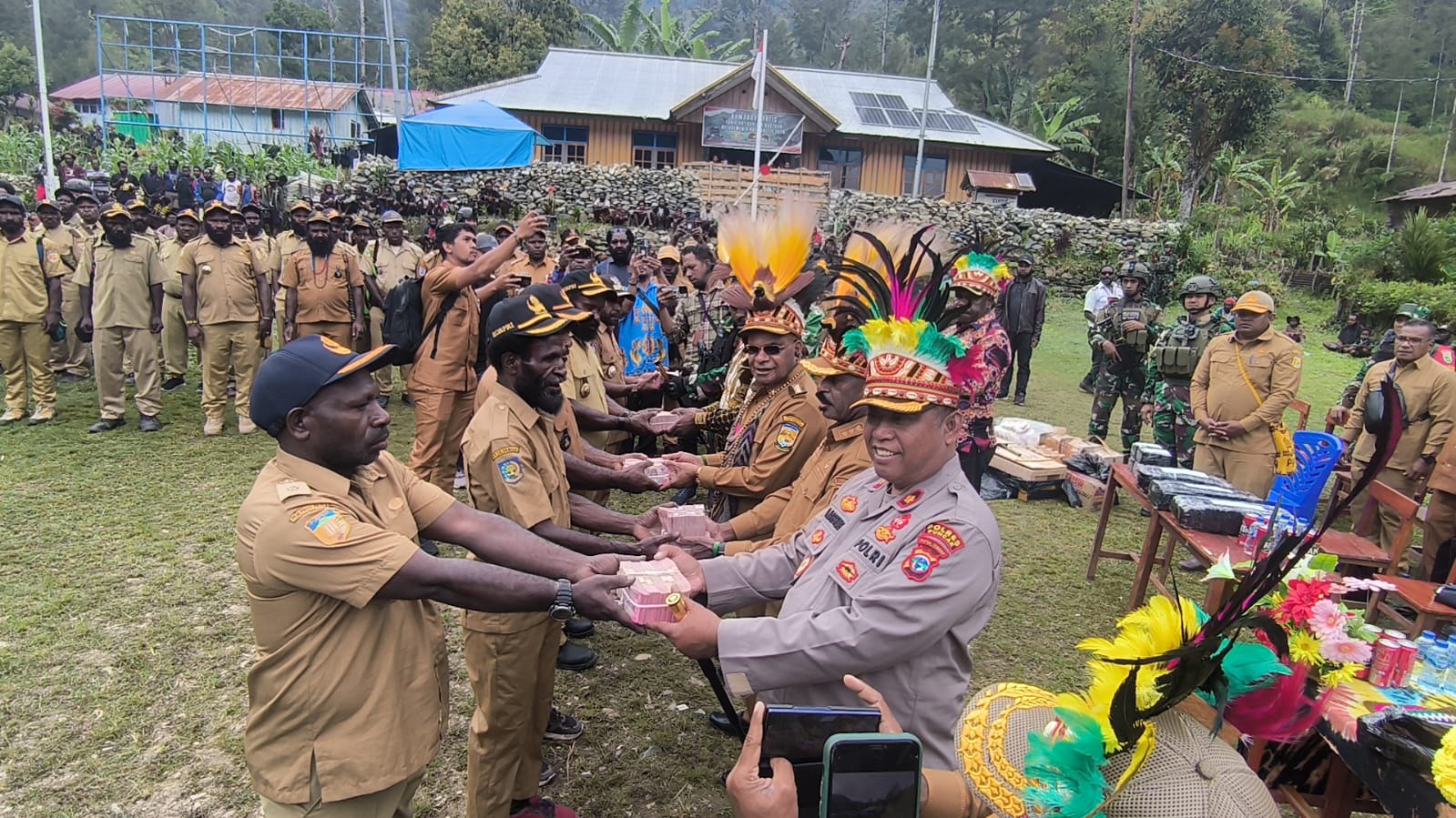 Salurkan Dana kampung di Distrik Beoga, Bupati Puncak Janji Bangun Puskesmas Rujukan Baru  